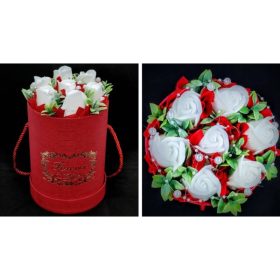 Szappanvirág - fehér rózsa - nagy piros dobozban