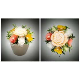   Szappanvirág  csokor - kicsi - barack bazsarózsa -  barack - sárga színű dísszel - pezsgőszínű kis kaspóban