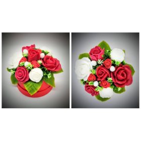   Szappanvirág  csokor - közepes - piros - fehér rózsás - piros kör alakú dobozban