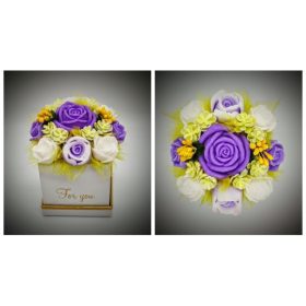   Szappanvirág  csokor - kicsi - lila rózsával - sárga virágokkal - dobozban