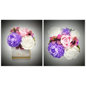   Szappanvirág  csokor - kicsi - lila-fehér - középen rózsaszín rózsával - dobozban