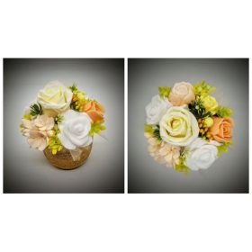   Szappanvirág  csokor - barack - sárga rózsával középen - kis arany kaspóban