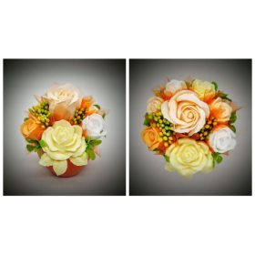   Szappanvirág  csokor - barack - barack rózsával középen - kis narancs kaspóban