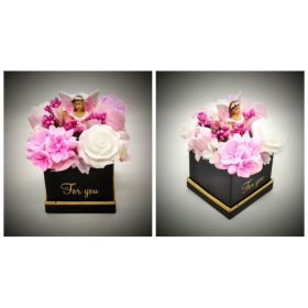   Szappanvirág  csokor - rózsaszín tündérrel - fekete dobozban