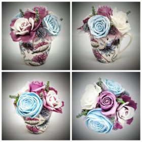   Szappanvirág  csokor - mályva-lilás-világos kék csokor - flamingós bögrében