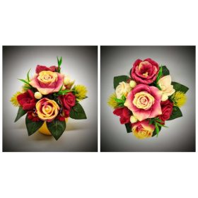   Szappanvirág  csokor - piros-sárga rózsás - kis sárga kaspóban