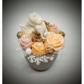   Szappanvirág  csokor - fekvő angyal - barack rózsákkal - pezsgő színű kaspóban