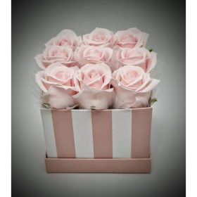   Szappanvirág  csokor - halvány rózsaszín szappanrózsa csokor - csíkos kocka dobozban
