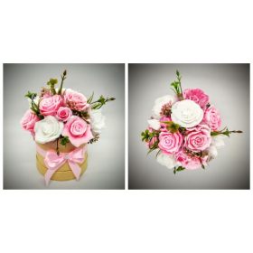   Szappanvirág  csokor - rózsaszín - fehér rózsa csokor - sárgás henger dobozban