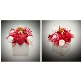   Szappanvirág  csokor - macis csokor - piros szívvel - fehér kocka kaspóban 1.