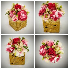   Szappanvirág csokor - piros-fehér csokor - selyemvirággal - arany kocka kaspóban - 1.