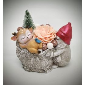   Szappanvirág - karácsonyi csokor - őzike - piros sapkás manós kaspóban - zöld fenyővel - 1.