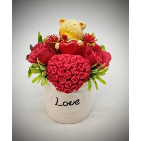   Szappanvirág csokor - maci - piros rózsás szives - zöld kiegészítővel - fehér love kaspóban -3.