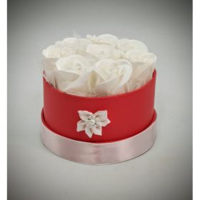   Szappanvirág csokor - kicsi fehér szappanrózsa csokor - piros kör dobozban