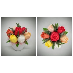   Szappanvirág csokor - piros-narancs-barack vegyes tulipán csokor  - kis fehér kaspóban