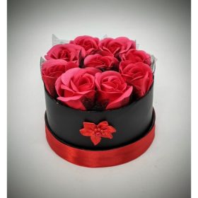   Szappanvirág csokor - kicsi piros szappanrózsa csokor - fekete kör dobozban