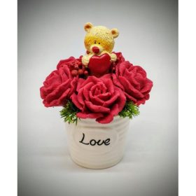   Szappanvirág csokor - maci - piros rózsás - zöld kiegészítővel - fehér love kaspóban - 2.