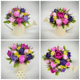   Szappanvirág csokor - Lila vegyes tulipán szappanvirág csokor - vajszínű nagy locsolókannában - 1.