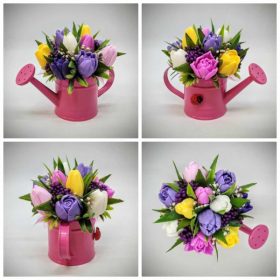   Szappanvirág csokor - Lila-rózsaszín-sárga vegyes tulipán szappanvirág csokor - rózsaszín kis locsolókannában - 1.