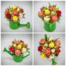   Szappanvirág csokor - Piros-sárga-narancs vegyes tulipán szappanvirág csokor - zöld nagy locsolókannában - 7.