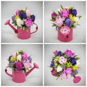   Szappanvirág csokor - Lila vegyes tulipán szappanvirág csokor - kis rózsaszín locsolókannában - 3.