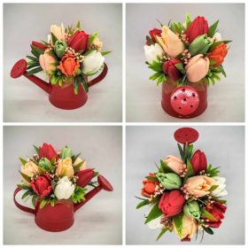   Szappanvirág csokor - Barack-piros vegyes tulipán szappanvirág csokor - piros locsolókannában - 3..