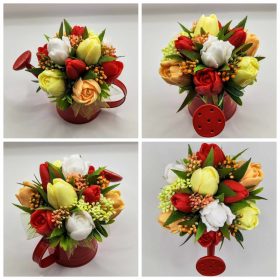   Szappanvirág csokor - Barack-piros vegyes tulipán szappanvirág csokor - piros locsolókannában - 3.