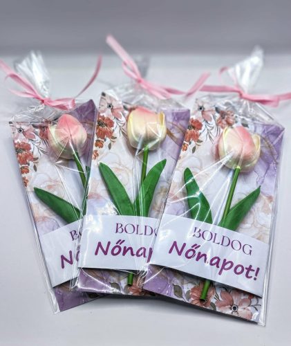 Köszönő ajándék - Rózsaszín színű habtulipán - rózsaszín virágos kartonon - celofánba csomagolva - Boldog nőnapot! -1.